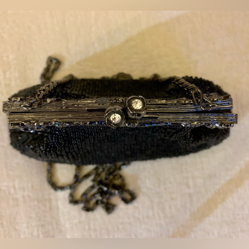 LN BEAUTIFUL BLACK HAND BEADED EVENING BAG. 21” CHAIN DROP. RHINESTONE CLOSURE - Picture 7 of 8